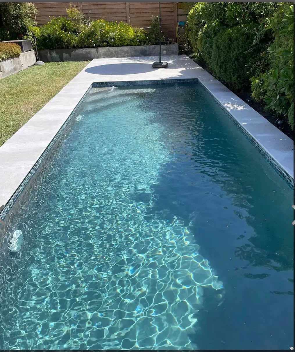 Terminación de piscina con revestimiento Diamond Brite, tono gris-azulado